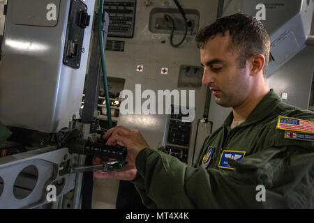 Stati Uniti Air Force Tech. Sgt. Rocco L. Morello, Istituto di medicina aeronautica tecnico di evacuazione, 514th Medicina Aeronautica squadrone di evacuazione, 514th aria mobilità ala, cinghie di ossigeno di un tubo flessibile a un montante il sistema di lettiera durante una evacuazione di medicina aeronautica missione di addestramento a bordo di un 305Aria Mobilità ala C-17 Globemaster III a Nashville, Tennessee, luglio 29, 2017. La formazione ha lo scopo di insegnare agli infermieri di volo e di medicina aeronautica tecnici Evacuazione come rispondere agli scenari durante l evacuazione dei malati o feriti personale e come gestire le situazioni mediche che potrebbero verificarsi durante il volo. Il 514th Istituto di medicina aeronautica Ev Foto Stock