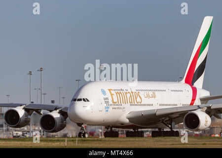 Emirates Airbus A380-861 aereo di linea A6-EEF su una pista di rullaggio preparando per il decollo da Melbourne International Airp Foto Stock