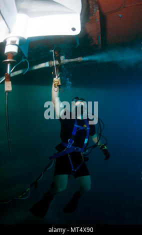 SOUDA BAY, Grecia (3 luglio 2017) Navy Diver di terza classe Nick Frantz, assegnato all'Mid-Atlantic Regionale Centro di manutenzione (MARMC), conduce una navi-zootecnia immersione sul Ticonderoga classe-guidato-missili cruiser USS città di Hué (Cg-66) in Souda Bay, Grecia Luglio 3, 2017. MARMC fornisce servizi tecnici e di ingegneria a sostegno della flotta è pronto per tutte le navi, sottomarini e portaerei. (U.S. Foto di Marina di Massa lo specialista di comunicazione 2a classe Sean Furey) Foto Stock