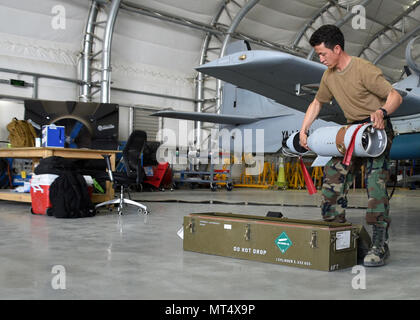 Un Afghan Air Force A-29 Super Tucano maintainer downloads un GBU-12s (bomba guidato unità) a Kabul Air Wing, Afghanistan, luglio 26, 2017. Recentemente, AAF A-29 leadership di manutenzione richiesto di assumersi la piena responsabilità per la linea di volo operazioni di manutenzione dal treno, consulenza, assistenza Command-Air consulenti e contratti di manutenzione. Questa iniziativa con il manutentore è un altro passo avanti per la serie AAF diventando un professionista, capace e forza sostenibile. (U.S. Air Force foto di Tech. Sgt. Veronica Pierce) Foto Stock