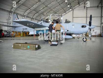 Due Afghan Air Force A-29 Super Tucano manutentori scaricare GBU-12s (bomba guidato unità) a Kabul Air Wing, Afghanistan, luglio 26, 2017. Recentemente, AAF A-29 leadership di manutenzione richiesto di assumersi la piena responsabilità per la linea di volo operazioni di manutenzione dal treno, consulenza, assistenza Command-Air consulenti e contratti di manutenzione. Questa iniziativa con il manutentore è un altro passo avanti per la serie AAF diventando un professionista, capace e forza sostenibile. (U.S. Air Force foto di Tech. Sgt. Veronica Pierce) Foto Stock