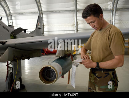 Un Afghan Air Force A-29 Super Tucano maintainer recensioni di ordine tecnico istruzioni prima di scaricare due GBU-12s (bomba guidato unità) a Kabul Air Wing, Afghanistan, luglio 26, 2017. Recentemente, AAF A-29 leadership di manutenzione richiesto di assumersi la piena responsabilità per la linea di volo operazioni di manutenzione dal treno, consulenza, assistenza Command-Air consulenti e contratti di manutenzione. Questa iniziativa con il manutentore è un altro passo avanti per la serie AAF diventando un professionista, capace e forza sostenibile. (U.S. Air Force foto di Tech. Sgt. Veronica Pierce) Foto Stock