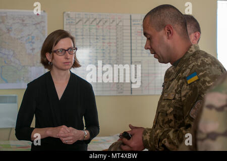 Gli Stati Uniti Vice Assistente Segretario della Difesa per la Russia, l'Ucraina e l'Eurasia, Laura Cooper, visiti la Yavoriv Combat Training sul Centro internazionale per il mantenimento della pace e della sicurezza Centro vicino Yavoriv, Ucraina il 27 Luglio al fine di valutare i progressi del comune di formazione multinazionale Group-Ukraine. Gli Stati Uniti Esercito della 45esima brigata di fanteria combattere la squadra è distribuito in Ucraina come parte dell'JMTG-U, una coalizione internazionale dedicata al miglioramento della CTC della capacità di formazione e di costruzione di professionalità nell'esercito ucraino. (Foto di 1Lt. Kayla Christopher, 45th della brigata di fanteria Co Foto Stock