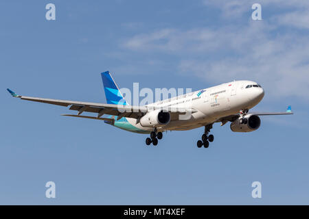 Garuda Indonesia Airbus A330-243 aereo di linea PK-GPN sull approccio per atterrare all'Aeroporto Internazionale di Melbourne. Foto Stock