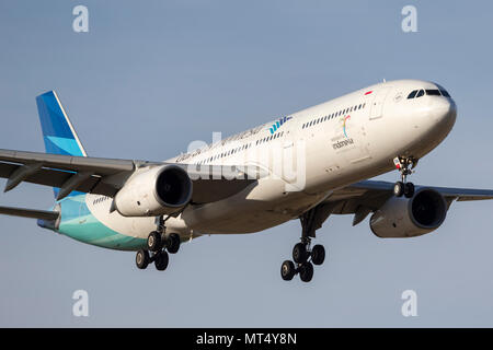 Garuda Indonesia Airbus A330-341 aereo di linea PK-GPA sulla rotta di avvicinamento ad atterrare all'Aeroporto Internazionale di Melbourne. Foto Stock