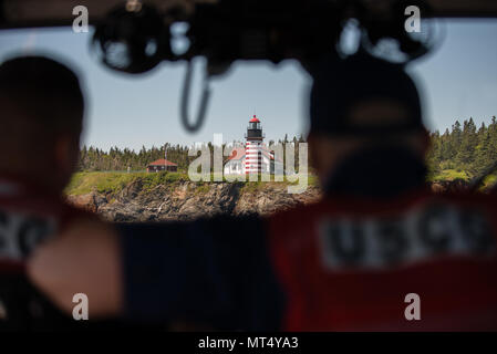 Stazione della Guardia costiera Eastport il suo equipaggio patrol off di West Quoddy Head Lighthouse, Mercoledì, 26 luglio 2017. Il faro si trova sulla più orientale punto degli Stati Uniti continentali. (U.S. Coast Guard foto di Sottufficiali di terza classe Andrew Barresi) Foto Stock