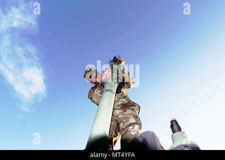 Sgt. 1. Classe Joshua Stapley, un soldato nel 3° Battaglione, 265la difesa aerea reggimento di artiglieria, imposta un'antenna utilizzata per l'unità radar del sistema di imaging durante il loro svolgimento della formazione di Camp Temolo Airfield Base durante il funzionamento lo sciopero del Nord lug. 30, 2017. Funzionamento sciopero settentrionale è di due settimane di esercizio che valuta la conoscenza del funzionamento di aria-terra di forze tra l'U.S.esercito, l'aeronautica e le unità marine da tutto il paese, nonché il personale militare da parte di altri paesi tra cui la Lettonia, la Gran Bretagna e la Polonia. Foto Stock