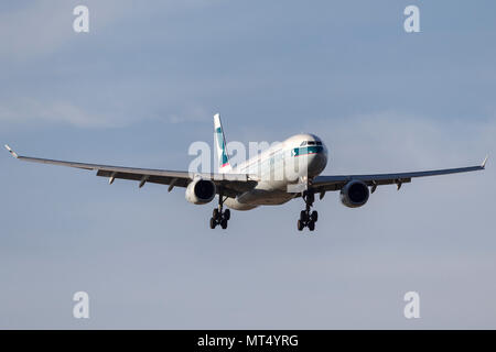 Cathay Pacific Airbus A330-343 aereo di linea B-LAK sull approccio per atterrare all'Aeroporto Internazionale di Melbourne. Foto Stock