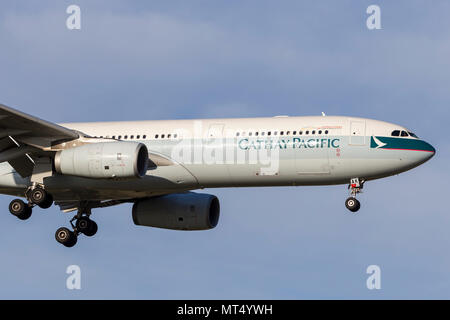 Cathay Pacific Airbus A330-343 aereo di linea B-LAK sull approccio per atterrare all'Aeroporto Internazionale di Melbourne. Foto Stock