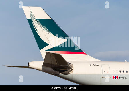 Cathay Pacific Airbus A330-343 aereo di linea B-LAK sull approccio per atterrare all'Aeroporto Internazionale di Melbourne. Foto Stock
