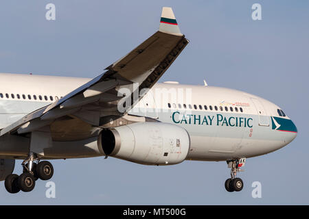 Cathay Pacific Airbus A330-343 aereo di linea B-LAK sull approccio per atterrare all'Aeroporto Internazionale di Melbourne. Foto Stock