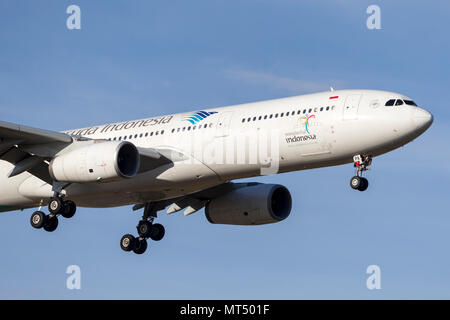 Garuda Indonesia Airbus A330-341 aereo di linea PK-GPA sulla rotta di avvicinamento ad atterrare all'Aeroporto Internazionale di Melbourne. Foto Stock