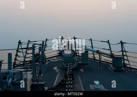 170729-N-XK398-079 giallo mare (29 luglio 2017) Il Arleigh Burke-class guidato-missile destroyer USS John S. McCain (DDG 56) transita attraverso il Mar Giallo. McCain è di pattuglia nel Mar Giallo a sostegno della sicurezza e della stabilità in Indo-Asia-regione del Pacifico. (U.S. Foto di Marina di Massa lo specialista di comunicazione di terza classe Joshua Mortensen/rilasciato) Foto Stock