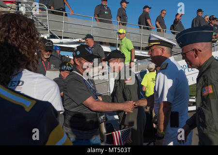 170728-N-CU914-492 Oshkosh, Wisconsin (28 luglio 2017) - Posteriore Adm. Bruce L. Gillingham, vice capo dell' Ufficio di presidenza di Medicina e Chirurgia, disponibilità & Health, accoglie un veterano del Vietnam home da un onore volo viaggio a Washington D.C. La Experimental Aircraft Association (CEA), American Airlines e la vecchia gloria onore volo hanno unito le loro forze per dare 110 Vietnam Veterans la possibilità di visitare i Memoriali potente dedicato in loro onore con un nastro giallo onore volo in partenza da EAA AirVenture 2017. Un apposito American Airlines aerei volò circa 110 Vietnam Veterans da AirVenture gro Foto Stock