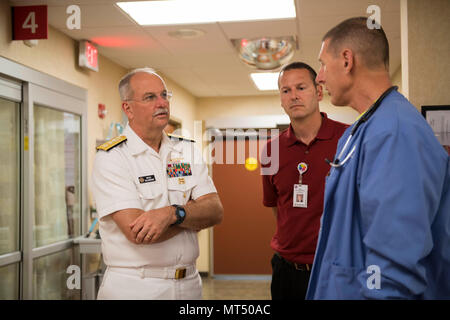 170727-N-CU914-019 NEENAH, Wis. (Luglio 27, 2017) - Posteriore Adm. Bruce L. Gillingham, vice capo dell' Ufficio di presidenza di medicina e chirurgia, la prontezza e la salute, le chat con Kirk Vandenberg, ThetaStar Program Manager e il dottor Mark Westfall, Medico osteopata, durante un tour della ThedaCare Centro Medico Regionale come parte della Baia Verde/Fox Cities Navy settimana. Navy settimana programmi servono come NEGLI STATI UNITI Navy Il principale sforzo di divulgazione in aree del paese che la mancanza di una significativa presenza della Marina Militare, aiutando gli americani a capire che il loro Marina è distribuito in tutto il mondo, circa l'orologio, pronto a difendere l'America a Foto Stock