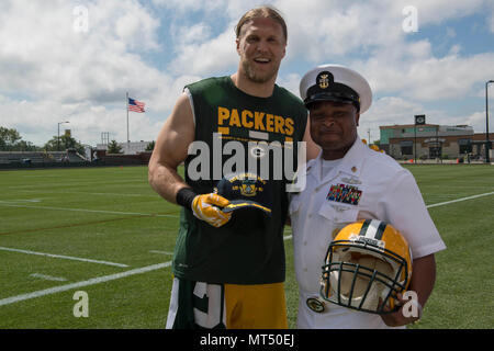 170728-N-CU914-329 Green Bay, Wisconsin (28 luglio 2017) - David Robinson Jr., il comando Master Chief, USS Green Bay (LPD 20), presenta il Green Bay Packers linebacker Clay Matthews III con una nave del tappo a sfera sul margine del Packers' campo pratica durante il Green Bay/Fox Cities Navy settimana. Navy settimana programmi servono come NEGLI STATI UNITI Navy Il principale sforzo di divulgazione in aree del paese che la mancanza di una significativa presenza della Marina Militare, aiutando gli americani a capire che il loro Marina è distribuito in tutto il mondo, circa l'orologio, pronto a difendere l'America in tutti i tempi. (U.S. Foto di Marina di Massa lo specialista di comunicazione Foto Stock