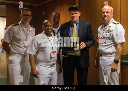 170728-N-CU914-049 Green Bay, Wisconsin (28 luglio 2017) - Posteriore Adm. Bruce L. Gillingham, vice capo dell' Ufficio di presidenza di medicina e chirurgia, la prontezza e la salute, unisce i marinai attaccata alla USS Green Bay (LPD 20) nella presentazione della loro nave tappo a sfera e da una placca di Mark Murphy, presidente e chief executive officer di Green Bay Packers della National Football League, durante il Green Bay/Fox Cities Navy settimana. Navy settimana programmi servono come NEGLI STATI UNITI Navy Il principale sforzo di divulgazione in aree del paese che la mancanza di una significativa presenza della Marina Militare, aiutando gli americani a capire che il loro Marina è distribuito attorno a th Foto Stock