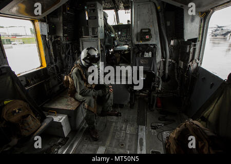 Gli ICM FUTENMA, Okinawa, in Giappone- Staff Sgt. Jahbari H. codici si trova all'interno di un CH-53E Super Stallion elicottero Giugno 16 su Marine Corps Air Station Futenma, Okinawa, in Giappone. Dal 1981, Marines hanno usato questi elicotteri per fornire truppe, i veicoli e le forniture provenienti da navi a riva. Codici è un'attività aeronautica chief con Marine elicottero pesante Squadron 462, terzo aeromobile Marina Wing, attualmente assegnato al primo velivolo Marina Wing sotto l'unità programma di installazione. Foto Stock