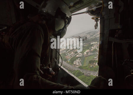 Gli ICM FUTENMA, Okinawa, in Giappone- Staff Sgt. Jahbari H. guarda i codici al di fuori di un CH-53E Super Stallion elicottero durante una società di formazione di estratto di esercizio giugno 16 a Okinawa, Giappone. Il 'CH' denominazione sta per "Cargo elicottero." codici è un'attività aeronautica chief con Marine elicottero pesante Squadron 462, terzo aeromobile Marina Wing, attualmente assegnato al primo velivolo Marina Wing sotto l'unità programma di installazione. Foto Stock