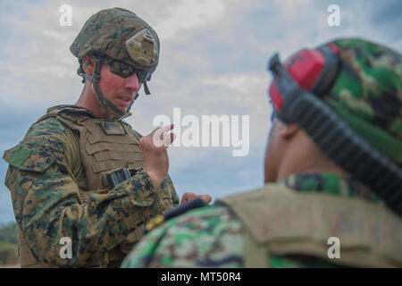 Sgt. Tim Trauth, assegnato alla flotta di sicurezza antiterrorismo Team Pacific, incarica Timor-Leste Marina i membri del servizio durante la cooperazione a galla la prontezza e la formazione (Carati) Timor-Leste 2017 a Metinaro Training Base, Timor-Leste, 31 luglio 2017. Carato è un esercizio di bilaterali serie TRA STATI UNITI La marina e le forze armate di otto nazioni partner del Sud e del sud-est asiatico che contribuisce alla sicurezza e alla stabilità regionale fornendo un luogo credibile per condividere le migliori pratiche e la cooperazione pratica in risposta alla condivisione della sicurezza marittima sfide. (U.S. Navy combattere la fotocamera in massa Foto Stock