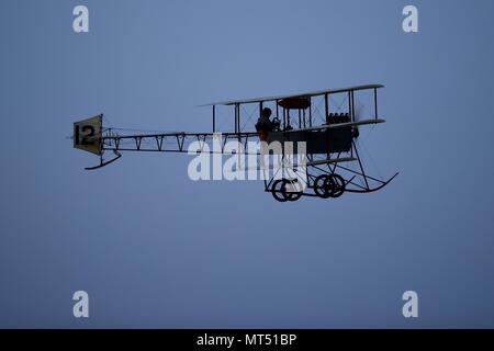 1910 Avro triplano battenti a Shuttleworth airshow di sera del 19 maggio 2018 Foto Stock