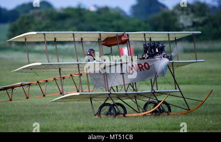 1910 Avro triplano battenti a Shuttleworth airshow di sera del 19 maggio 2018 Foto Stock