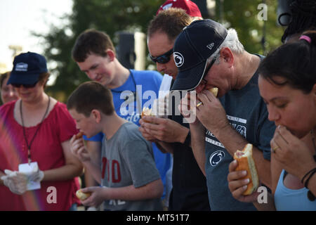 Il personale Keesler partecipare in hot dog eating concorrenza durante il pop nel caso di parcheggio a Marina Park il 1 luglio 2017, su Keesler Air Force Base, Miss. L'evento comprendeva anche un kids' la pesca rodeo, triglie toss, spettacolo di fuochi artificiali e spettacoli musicali. (U.S. Air Force foto di Kemberly Groue) Foto Stock