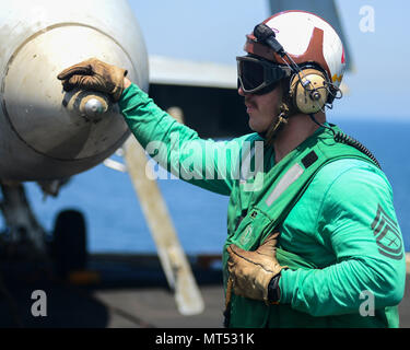 Golfo Arabico (Luglio 31, 2017) DEGLI STATI UNITI Marine Corps Gunnery Sgt. Stewart Reitmire, da Parkersburg, W.V., osserva le operazioni di volo a bordo della portaerei USS Nimitz CVN (68), 31 luglio 2017, nel Golfo Arabico. Nimitz è distribuito negli Stati Uniti Quinta Flotta area di operazioni a sostegno di funzionamento inerenti a risolvere. Mentre in questa regione la nave e strike gruppo stanno conducendo le operazioni di sicurezza marittima per rassicurare gli alleati e partner, preservare la libertà di navigazione e di mantenere il libero flusso di commercio. (U.S. Foto di Marina di Massa lo specialista di comunicazione di terza classe Ian Kinkead) Foto Stock