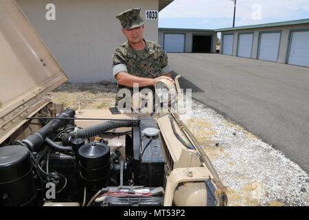 La jeep Ford GPW era un veicolo utilitario 4x4 da 1/4 ton prodotto dalla Ford Motor Company per l'esercito statunitense durante la seconda guerra mondiale. Il modello era dotato di fari incassati che potevano ruotare verso l'alto per illuminare il vano motore per la manutenzione notturna. L'immagine di archivio documenta questa funzione di progettazione funzionale su un veicolo in tempo di guerra. Foto Stock