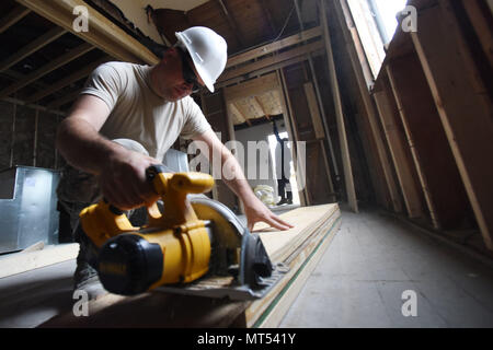 Il personale Sgt. Jeremy Renth Taglia legno Luglio 27, 2017 a U.S. Army training facility in Fort Indiantown Gap, Pennsylvania. Membri del 126Ingegnere Civile Squadron, assegnato all'Illinois Air National Guard, vengono distribuiti alla base per assistere con un rimodellamento della struttura formativa. Foto Stock