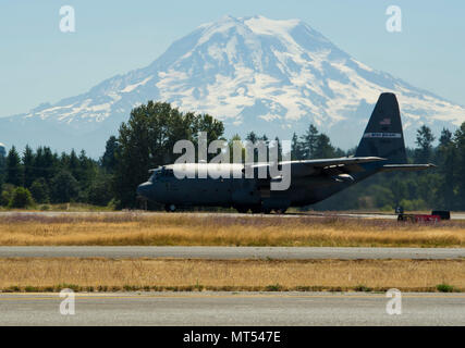 Un U.S. Air Force C-130 Hercules con la 152Airlift Wing, Reno Air National Guard Base, Nev., atterra a base comune Lewis-Mccorda, nello Stato di Washington, il 31 luglio 2017. Più di 3.000 aviatori, soldati, marinai, Marines e i partner internazionali fatta convergere su lo stato di Washington a sostegno della mobilità di un tutore. L'esercizio è destinato a testare le capacità di mobilità Forze Aeree per eseguire una rapida mobilità globale missioni in dinamica, ambienti impugnata. La mobilità è custode di mobilità in aria di comando esercizio premier, fornendo un'opportunità per la mobilità delle Forze aeree per treno con giunto e giornat Foto Stock