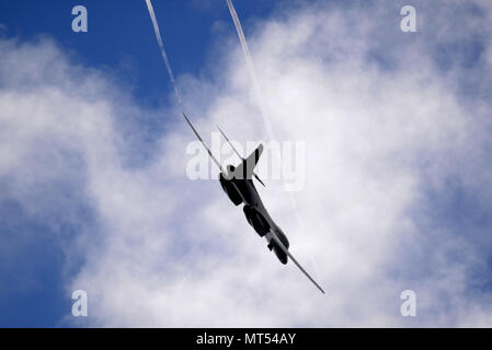 A B-1B Lancer aeromobile assegnati al 9 bomba Expeditionary Squadron, pilotato da Lt. Gen. Kenneth S. Wilsbach, xi Air Force commander, si prepara a terra Giugno 2, 2017, a Anderesen Air Force Base, Guam. Wilsbach visitato Guam per interagire con gli avieri e i capi di Stato e di governo di Andersen AFB e la Base Navale di Guam. (U.S. Air Force foto di Airman 1. Classe Gerald R. Willis) Foto Stock