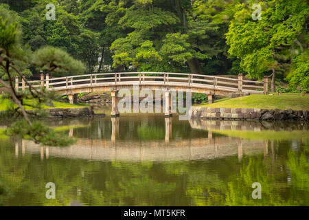 Giardini Hamarikyu a Tokyo sono un posto popolare per i turisti e la gente del posto. Questo parco ha stagni, ponti e un tè giapponese casa nella sua motivazione. Foto Stock