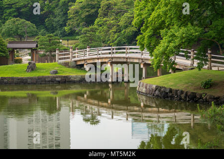 Giardini Hamarikyu a Tokyo sono un posto popolare per i turisti e la gente del posto. Questo parco ha stagni, ponti e un tè giapponese casa nella sua motivazione. Foto Stock