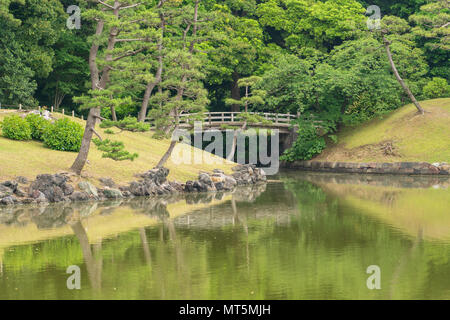 Giardini Hamarikyu a Tokyo sono un posto popolare per i turisti e la gente del posto. Questo parco ha stagni, ponti e un tè giapponese casa nella sua motivazione. Foto Stock