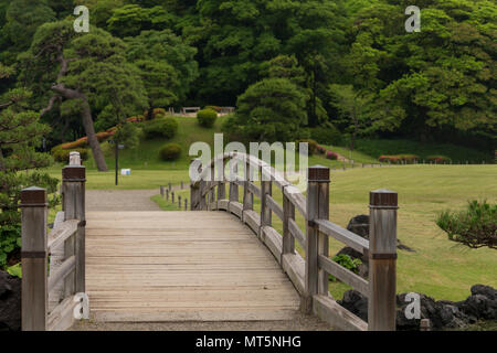 Giardini Hamarikyu a Tokyo sono un posto popolare per i turisti e la gente del posto. Questo parco ha stagni, ponti e un tè giapponese casa nella sua motivazione. Foto Stock