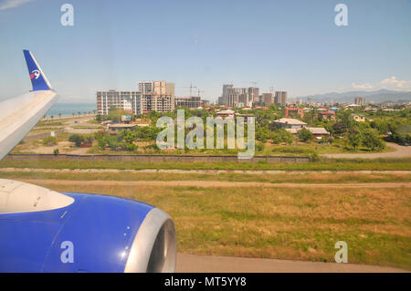 Avvicinando Batumi, Georgia, come visto dall'interno della cabina di un Travel Service Airlines (Repubblica Ceca) Boeing 737-800 Foto Stock