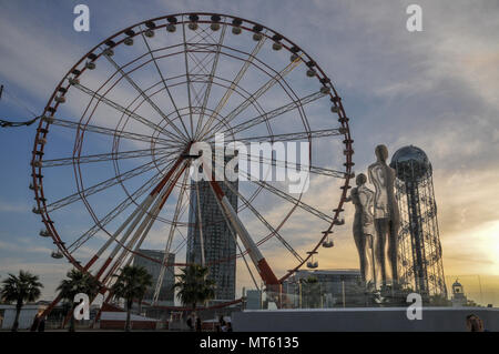 Ruota panoramica Ferris e il codice alfabetico torre a 130-metro-alta struttura in Batumi, Georgia. Foto Stock