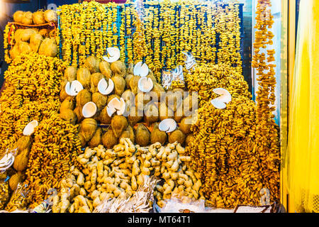 Vista la frutta secca e le date nel bazar di Isfahan Foto Stock