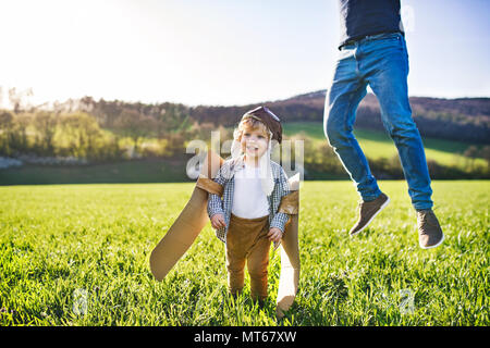 Bimbi felici ragazzo giocando fuori con il padre in primavera la natura. Foto Stock