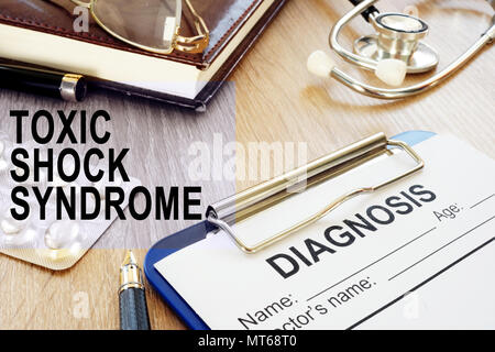 La sindrome da shock tossico TSS. Modulo di diagnosi e stetoscopio. Foto Stock