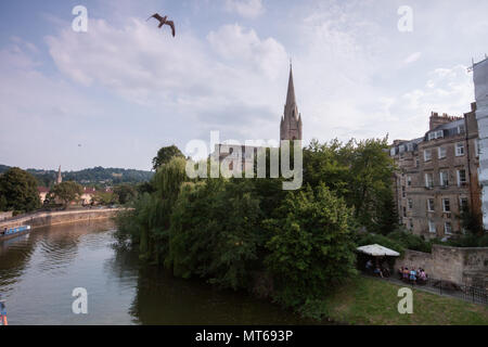 Il fiume Avon nella città di Bath, Inghilterra, Regno Unito. Foto Stock