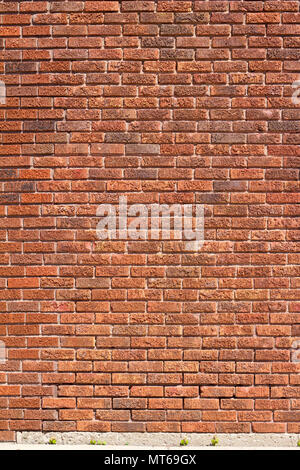 Vista ravvicinata di un vecchio vintage testurizzato parete in mattoni con uno sfondo marrone rossiccio e mattoni in esecuzione tradizionale modello di legame Foto Stock
