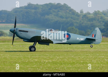 Il Supermarine Spitfire PRXI PL983 restaurato di recente seconda guerra mondiale aereo decollare per un volo di prova da una pista in erba Foto Stock
