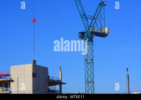 Gru di abbassamento del pannello in calcestruzzo in posizione sul sito di costruzione in leeds Yorkshire Regno Unito Foto Stock