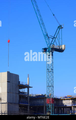 Gru di abbassamento del pannello in calcestruzzo in posizione sul sito di costruzione in leeds Yorkshire Regno Unito Foto Stock