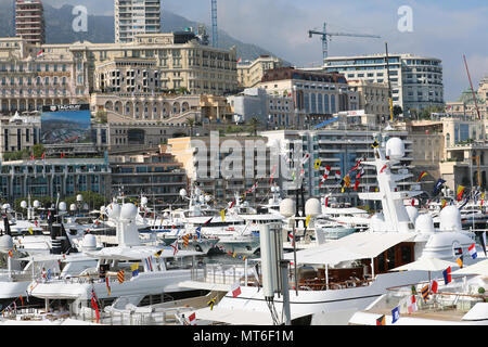 Montecarlo, Monaco - 24 Maggio 2018: molti lussuosi yacht ormeggiati in porto ercole, architettura degli edifici e grattacieli in background. Princi Foto Stock