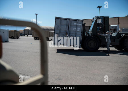Master Chief Sgt. Robert Hughes, conti nella 635 a manutenzione materiale Group Chief, guida un carrello di apparecchiature a Holloman Air Force Base N.M., 28 luglio 2017, che devono essere consegnati dai membri dell esercito 424dell azienda di trasporti per essere utilizzato durante il funzionamento Patriot Warrior a Fort McCoy, Wis. funzionamento Patriot Warrior è un campo comune esercizio che riproduce tutti gli aspetti della lotta contro il servizio medico di supporto e senza il carico fornito da Holloman e la consegna effettuata da dell'esercito 424Transportation Company Funzionamento guerriero patriota non poteva accadere. (U.S. Air Force foto di Senior Airman Ch Foto Stock