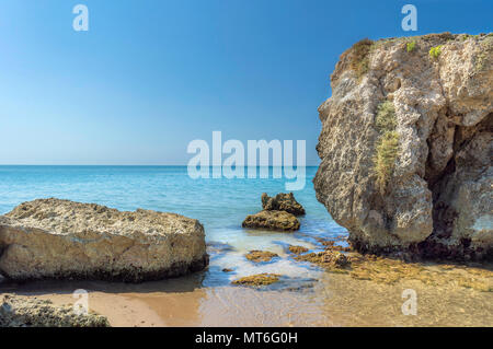 Spiaggia di Gela in Sicilia con due rocce Foto Stock