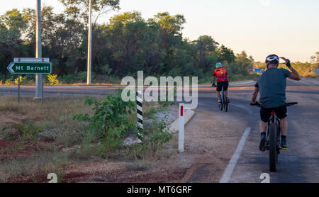 Due ciclisti su una bicicletta di montagna e un grasso bike girando sulla Gibb River Road di equitazione Gibb Challenge 2018, Kimberley, WA, Australia. Foto Stock